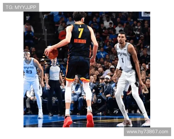 兰德尔上篮遭遇霍姆格伦封盖随后反击扣篮精彩得分